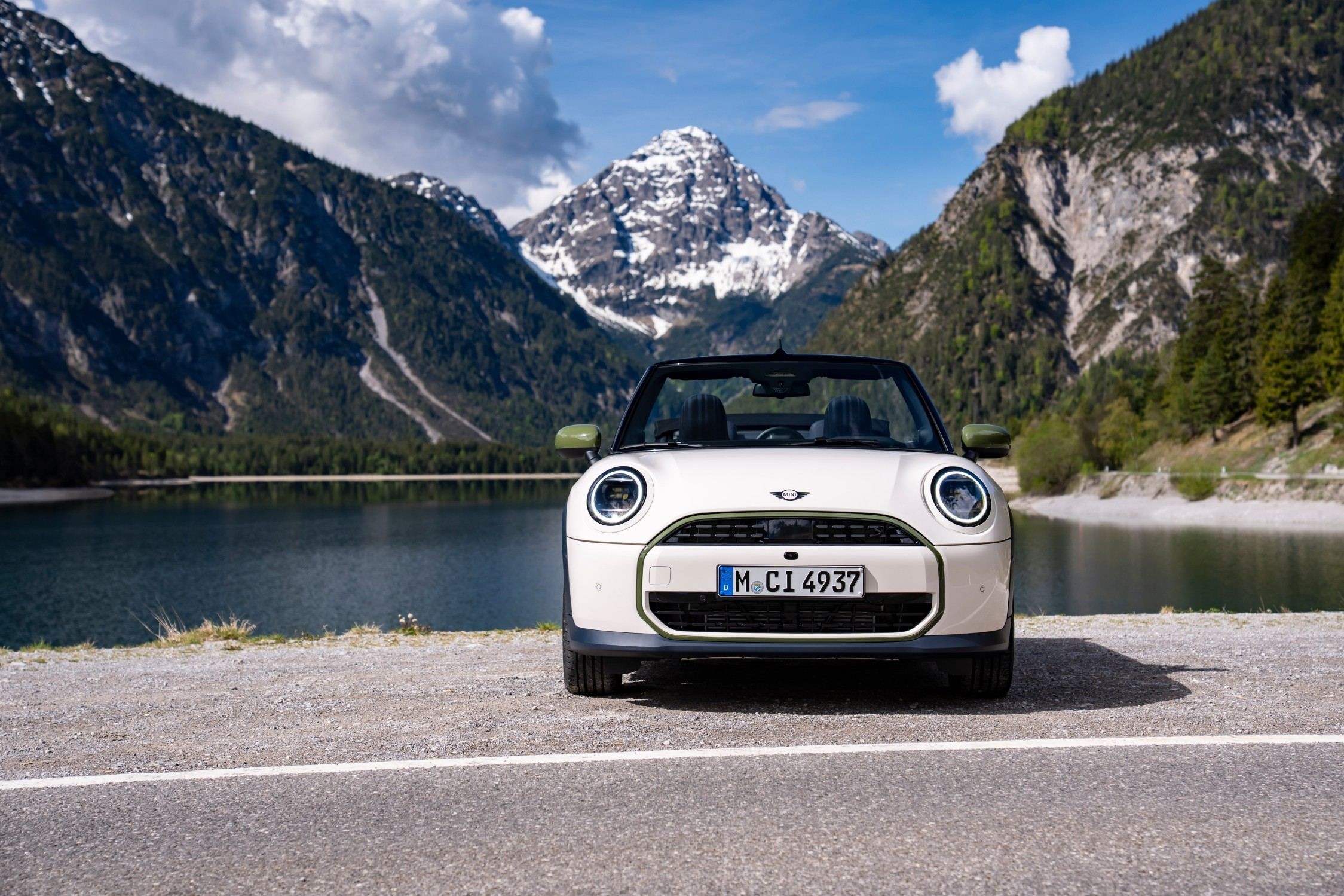MINI Cooper S Convertible Paul Smith Edition em Inspired White.